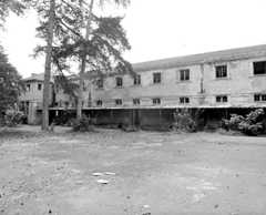 Bâtiment est-ouest : classes et préau couvert (1885).