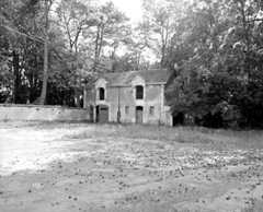 Remise et écurie à l'angle sud de l'enclos (1885).