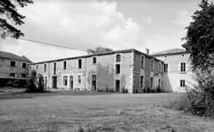 Bâtiment d'école construit en 1881 le long de l'impasse ; à droite, la maison du directeur.