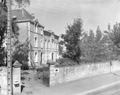 Vue prise de la rue Tiraqueau : bâtiment du début du XXème siècle et maison du directeur (construite en 1852).