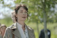 Femme mature au look chic, arbres en arrière-plan