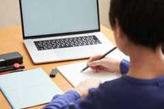 在宅でオンライン学習する日本の小学生