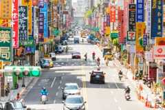 様々な看板が並ぶ台北の道路