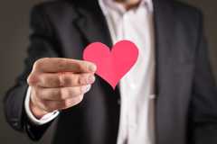 ハートマークの紙片を差し出す男性