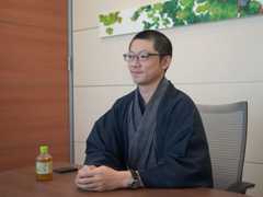 和服姿の角さん。足元は下駄履きだった。