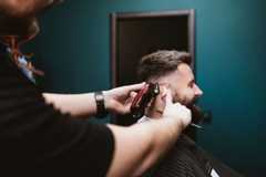 理容室で髪を切る男性