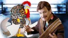 The Gobbledy Gooker hatches from the giant egg during Survivor Series 1990, marking one of WWE’s most peculiar creative gambles. On the right, Héctor Guerrero, the talented wrestler behind the costume, whose dedication brought this infamous character to life.