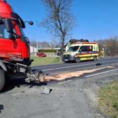 Wypadek w Ochocicach. Zderzenie osobówki z ciężarówką