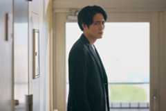 『イグナイト』対立する間宮祥太朗と及川光博