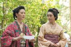 『ばけばけ』第44話、リヨ(北香那)がトキ(髙石あかり)と八重垣神社で恋占いに挑む