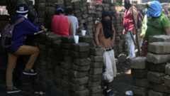 Des manifestants face à la police, jeudi 21 juin 2018, à Masaya au Nicaragua.