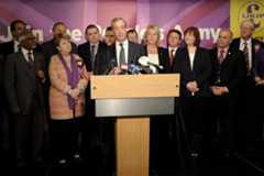 UKIP leader Nigel Farage (pictured centre). © AFP