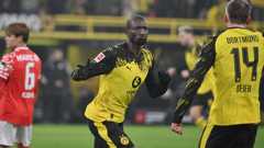 Dortmund thump Mainz to close in on Bayern