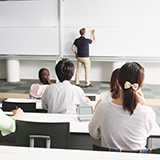 学士の卒論で自分の好きな映画に数理最適化•ORを絡めさせたいと思っています以下の内容で進めていくことができるかどうか、またいい制約式の提案を求めています！仮題 映画広告(予告、PR動画)の投稿頻度•本数の最適化目的関数チケット売上の利益制約式？？？未定今3年生で教授とそろそろ話さなきゃ行けない頃なのでいい案教えて欲しいです!こんな制約式ならでき...