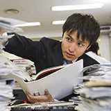 精神的な病気の診断書は安易に取得できるのですか? 職場の同僚が精神的な病気により病気休暇を取得しています。 3ヶ月程度休み、1週間復帰してまた同様の理由で休暇に入りました。 病名は知りません。 自宅が近いので、休暇中ですがご夫婦でお出かけしているところを頻繁に見かけます。 一見して元気そうです。 人間として、醜いと感じますが、不正を疑ってしまいます。 検査や診断から明確に疾患が判明する病気に対する診断書は検査結果を踏まえて当然出るでしょうが、目に見えない精神的な病気は当人が「精神的にキツくて、出勤が辛い、手が震える」などの作り話をすれば、医師も確認のしようがないため診断書を出さざるを得ないのでしょうか? うちはホワイトな職場で、福利厚生は公務員に準ずるものになっております。 故に、手当が満額出ているでしょうし、連続取得可能日数の限度に達すると一週間程度出勤して、また診断書をもらい休暇に入れば満額の給料が支給されていると思います。 職場としても診断書がある以上は多少不正臭くても休暇を与えざるを得ないといった雰囲気です。 人員が不足して上司も悩んではいるようですが。 疑わしきは罰せずとするか、上司に報告するか悩んでおります。 元気そうに外出する姿を目撃しているのは職場では私だけだと思います。 おそらく向こうも私に外出する姿を見られたことは気づいています。 故に、仮に不正として処罰されても情報源は私とすぐに判明してしまうので、悩んでいます。 別に放っておいても私には特に害はありません。 ですが、子育てと両立しながら仕事をしている身からして、不正ならずるいなぁと思ってしまう自分もいます。 それに、本当に病気で苦しんだ上での休暇だとすると、告げ口した自分に罪悪感もあります。 メンタルが理由な病気休暇は不正をしようと思えば簡単なのですか? 実際に精神的な事情で休まれている方が目にされても不快に思わないで下さいね。 正当に制度を利用することへの反対意見ではございません。