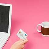 Amazon primeについて質問です。 今、スマホのアカウントでプライム会員で年払いしていますが、 モニターにスティックを刺して月払いもしています。 アカウントは一緒です。 二重に払わないといけないのでしょうか?