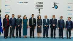 Xabier Colás y Michael Reid han recibido de manos de la Reina Letizia en el Palacio de Cibeles, sede del Ayuntamiento de Madrid, el Premio Internacional de Periodismo de EL MUNDO, destacando en sus discursos que los corresponsales "son las gafas de ver de lejos", según Colás, y que "todavía hay una demanda ciudadana de buen periodismo", según Reid. Los galardones han celebrado su 22ª edición con el reconocimiento a la valiosa y necesaria labor de los corresponsales, tanto en España como en el extranjero, y la defensa de la libertad de expresión como lema.En la categoría Mejor Labor Periodística, el ganador ha sido Michael Reid, periodista y columnista británico sobre América Latina y España. El veterano corresponsal, que acaba de publicar un libro periodístico titulado España, se instaló en Madrid hace casi una década, desde donde cubrió el mundo hispanoamericano para la revista The Economist durante cinco años. Y en la categoría Libertad de Prensa el premiado ha sido el periodista y corresponsal español y enviado de EL MUNDO, Xavier Colás, expulsado de Rusia el pasado mes de marzo tras decidir el Gobierno ruso no renovarle el visado. Meses antes de su expulsión, la presión del Kremlin sobre los periodistas extranjeros se había multiplicado, con visitas policiales en su propia casa. "Lo que se pone en juego en la invasión de Ucrania es nuestra forma de entender la vida", destacó Joaquín Manso, director de EL MUNDO, cuando habló del galardonado en su discurso. Al acto han asistido numerosas personalidades, entre las que se encontraban Marco Pompignoli, presidente ejecutivo de Unidad Editorial, Laura Múgica, directora general y consejera de Unidad Editorial, Joaquín Manso, director de El Mundo, José Luis Martínez-Almeida, alcalde de Madrid, Isabel Díaz Ayuso, presidenta de la Comunidad de Madrid, Félix Bolaños, ministro de la Presidencia, Justicia y Relaciones con las Cortes de España, Alberto Núñez Feijóo, presidente del PP, el escritor Arturo Pérez Reverte o el cantante Raphael, entre otros muchos invitados.