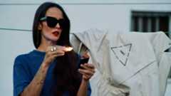 Es una de las artistas más rebeldes del panorama actual. Vega se dio a conocer en Operación Triunfo, pasó por varias multinacionales hasta que decidió crear su propio sello discográfico La Madriguera. Ahora publica Ignis -fuego en latín- un LP que viene acompañado con una caja de cerillas.En este entrevista habla de su nuevo disco, de la necesidad de regular la música para proteger a los menores de las letras explícitas del reguetón y de que la industria de la música está repleta de depredadores sexuales.