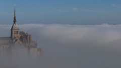 La imagen que nos deja la meteorología es realmente impresionante. Entre las nubes, emerge la aguja de la abadía del Monte Saint-Michel, en Francia, con el pequeño Arcángel dorado brillando por encima de un mar de nubes. Este espectáculo hace que el majestuoso monumento parezca un castillo flotante, como los de las fábulas. Los turistas que visitan este icónico lugar deben acceder a él atravesando un puente o incluso recorriendo el lodo en kayak. Más de dos millones de personas visitan cada año este enclave, que es considerado Patrimonio de la Humanidad.