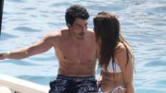 Aitana ha celebrado su cumpleaños por todo lo alto con una fiesta temática de los años 70 en Ibiza. Un evento exclusivo del que se han filtrado varias fotografías y en el que no ha faltado ningún detalle. Sin embargo, no ha sido la única protagonista en la isla pitiusa.Su ex pareja, el cantante Sebastián Yatra, eligió también Ibiza como destino para disfrutar de unos días de descanso. Y no lo hizo solo. Junto al artista se encontraba Lola Índigo, cantante y, hasta el momento, amiga de Aitana, además de otros amigos del entorno cercano.