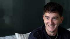 El artista madrileño Recycled J —nombre artístico de Jorge Escorial— repasa en esta entrevista sus orígenes humildes en Carabanchel y cómo ese contexto marcó su forma de ver el arte, el éxito y la industria musical. Habla de su evolución desde el rap hacia sonidos más abiertos y experimentales, su lucha interna entre la pulsión artística y las tentaciones del éxito fácil, y cómo ha aprendido a saborear cada logro tras años de esfuerzo y dificultades. A través de 'San Jorge', su último trabajo, se enfrenta a pérdidas personales como la de su padre, y convierte el dolor en una obra profunda y terapéutica.