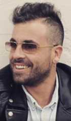 Michele Noschese, conocido artísticamente como Dj Godzi, falleció tras una intervención policial en su domicilio. Su familia ha denunciado a la Guardia Civil y habla de un &lsquo;homicidio voluntario&rsquo;. Mientras los agentes, sostiene otra versión y afirman que el joven estaba bajo el efecto de alguna droga, sufría alucinaciones y se comportaba de modo violento. Ahora las declaraciones de uno de sus mejores amigos, que se encontraba en el lugar, podrían dar un giro a los hechos.El artista napolitano residía en Ibiza desde hacía más de una década. Su carrera musical, centrada en los géneros house y tech-house, lo posicionó como una figura destacada en la escena underground europea.