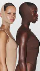 Skims, la marca de Kim Kardashian, ha vuelto a desatar la polémica con su último producto: una faja para moldear el rostro por la noche. El último en pronunciarse ha sido el propio Anthony Hopkins con un vídeo en sus redes en el que escribe: "No tengas miedo de venir a cenar"