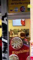 Nos acercamos hasta el popular barrio madrileño para probar el bocadillo que más famosos del distrito. Todos los días decenas de personas hacen cola para probar este bocado de pan casero, tomate, lechuga y mucho cerdo asado con una piel fina y crujiente.