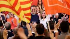En un cierre de campaña de alta tensión en Zaragoza, el presidente del Gobierno, Pedro Sánchez, ha convertido la protección de la infancia en el entorno digital en el eje central de su discurso electoral. Ante la inminencia de los comicios en Aragón, el líder del Ejecutivo ha elevado el tono contra las grandes corporaciones tecnológicas, personificando su ofensiva en figuras como Elon Musk y Pável Dúrov. Sánchez ha sido tajante al defender su propuesta de prohibir el acceso a las redes sociales a menores de 16 años, lanzando una advertencia directa a los magnates del sector: "quiten sus sucias manos de los móviles de nuestros menores".La medida, que ha generado un agrio enfrentamiento internacional, es vista por el Gobierno como un imperativo moral. Sánchez ha insistido en que España se sitúa en "el lado correcto de la historia" al plantar cara a quienes considera que intentan socavar la autonomía ciudadana. Según el presidente, el control que ejercen las plataformas va más allá de lo comercial, entrando de lleno en el terreno político: "Los amos del algoritmo &mdash;continuó Sánchez en el acto electoral&mdash; quieren controlar lo que leemos y vemos para luego saber y controlar lo que votamos".A pesar de los ataques recibidos &mdash;incluyendo los insultos de Musk, quien llamó "tirano" al presidente&mdash;, Sánchez asegura que estas reacciones le "cargan de razones" para seguir adelante con el marco legal. El mandatario argumenta que, frente a los recursos económicos de estas empresas, el Estado opondrá la "fuerza de la razón, de la ley y de la democracia".El conflicto no se ha limitado al mitin de Zaragoza. La vicepresidenta segunda, Yolanda Díaz, también ha sido blanco de las críticas de Elon Musk, quien llegó a escribir en su red social X: "She hates the people of Spain" (Ella odia al pueblo español). La respuesta de la líder de Sumar no se hizo esperar, utilizando la plataforma Bluesky para replicar con dureza: "España no es una empresa que puedas comprar. Ni nuestro pueblo una red que intoxicar. Lo que odias es que un gobierno democrático ponga límites a los oligarcas tecnológicos como tú".En clave interna, Sánchez ha aprovechado el acto para arropar a la candidata socialista, Pilar Alegría, y arremeter contra el bloque de la derecha. El presidente ha acusado al PP y a Vox de ser "fuertes con los débiles y débiles con los fuertes", sugiriendo que el partido de Abascal se pliega ante los intereses de los grandes magnates.Por su parte, Alegría ha denunciado una campaña marcada por la "mentira e infamia" de sus adversarios, señalando directamente al PP de Azcón por haber "competido" con la ultraderecha para destruirla políticamente. Con la vista puesta en las urnas este domingo, el PSOE confía en que este discurso de soberanía digital y protección social movilice al electorado progresista frente a lo que denominan los "tecnooligarcas".