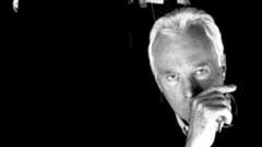 El diseñador Giorgio Armani, considerado el "rey" de la moda italiana y una de las figuras más influyentes del sector, falleció este jueves a los 91 años en Milán, acompañado de su familia y de Leo Dell'Orco, su pareja durante las dos últimas décadas, según informó su grupo empresarial."Con infinito pesar, el grupo Armani anuncia el fallecimiento de su creador, fundador e incansable motor: Giorgio Armani. El señor Armani, como siempre le han llamado con respeto y admiración sus empleados y colaboradores, falleció tranquilamente, rodeado de sus seres queridos", comunicó la casa de moda.