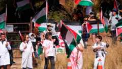 Nuevas protestas de manifestantes pro-Palestina estuvieron a punto de interrumpir la carrera.El grupo de favoritos se demoró en atravesar esa zona, pero finalmente logró continuar. Los vehículos tuvieron que permanecer detenidos durante algunos minutos.