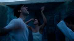 La esperada segunda temporada de La Ruta se estrena en Atresplayer el próximo 26 de octubre. Tras el éxito de su primera entrega, centrada en la icónica Ruta del Bakalao en Valencia, la serie da un giro y traslada la acción a Ibiza en 1996, uno de los años clave en la escena electrónica de la isla.Esta nueva temporada de La Ruta continúa la historia de Marc, pero también profundiza en el pasado de sus padres, conectando generaciones marcadas por la música, la fiesta y los cambios sociales.