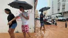 El episodio de intensas lluvias y tormentas que afectó al Mediterráneo este domingo irá perdiendo intensidad en la Península a lo largo del martes. Sin embargo, en Baleares la situación sigue siendo preocupante: la AEMET ha elevado a nivel rojo la alerta que durante la mañana se mantenía en naranja. Según la agencia meteorológica, en Ibiza y Formentera podrían registrarse hasta 180 litros por metro cuadrado en solo 12 horas.Ante estas previsiones de lluvias torrenciales, el Govern balear, a través de la Conselleria de Educación, ha anunciado en redes sociales la suspensión de las clases esta tarde en ambas islas.