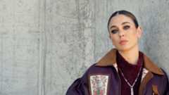 La actriz está imparable: acaba de estrenar 'Parecido a un asesinato', un thriller psicológico y su tercer trabajo este año. Todo lo que toca brilla, por eso la vestimos con los diamantes y la Alta Joyería de Cartier. Un lujo. También  la rodeamos de perros. Con ellos la actriz está en su salsa, relajada; así es su vida en general, asegura, «a veces incluso demasiado tranquila». Alejada de las redes sociales, donde participa «lo justo y poniendo líneas rojas», ha encontrado en el deporte su punto de equilibrio y en el thriller, un hobby; es lo que más lee, historias de intriga que puede poner en imágenes, como un guion. «Resulta divertido construir de cero», dice. Vamos a ello.