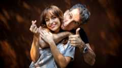 Rodeado de cobayas, vacas, perros y otros animales que le recuerdan a su infancia, Luis Zahera protagoniza la serie 'Animal' (Netflix), una comedia en la que el actor deja atrás los papeles de villano para ponerse en la piel de un veterinario rural que se reinventa en una tienda de mascotas en su Galicia natal.