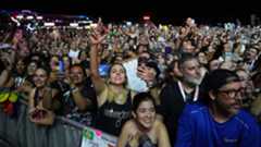 La asociación de consumidores Facua ha solicitado al Ministerio de Consumo la personación en el expediente sancionador que el departamento que encabeza Pablo Bustinduy ha abierto a una gran promotora de festivales por prácticas abusivas, una situación que este colectivo lleva años denunciando."Nos parece positivo que por fin el Ministerio que está liderando las acciones de lucha contra el fraude dentro de las administraciones competentes en materia de protección a los consumidores sancione estas prácticas", ha afirmado el portavoz de Facua, Rubén Sánchez.Denuncian cuatro principales irregularidades; la primera de ellas, la prohibición de acceder al recinto con comida y bebida y la obligación de adquirirla dentro del mismo.La segunda irregularidad que denuncian es el que único método de pago obligue a los asistentes a hacerlo por medio de una pulsera recargable, sin poder utilizar dinero en efectivo."El dinero en efectivo no se puede rechazar en ningún tipo de comercio que no sea online", ha añadido el portavoz.Como tercera irregularidad, denuncian que se quedan con parte del dinero restante que les cuesta gestionar la devolución y que por lo tanto cobran gastos de gestión, de modo que se quedan con parte del dinero que sobra.Como cuarta irregularidad han aludido al poco tiempo que proporcionan para poder recuperar el dinero sobrante, que llega casi a impedirlo.Facua también ha lamentado la imposición de las que considera "micro-multas" por parte de las administraciones competentes, que llegan a ser sanciones "ridículas" y que incluso genera beneficios para la propia administración."Lo hemos visto recientemente con San Diego Cómic-Con de Málaga, donde se han producido irregularidades gravísimas y la reacción que han tenido las administraciones, entre ellos el alcalde de Málaga, minimizando las características del abuso", ha explicado Sánchez.El Ministerio de Consumo no ha revelado el nombre de la entidad sancionada, una posición de la que discrepa Facua, aunque entienda que no lo revele por precaución, teniendo en cuenta que facilitarlo podría provocar algún tipo de trabas a la hora de la tramitación del expediente.El año pasado, la organización denunció a 28 festivales y conciertos ante las administraciones competentes, generalmente autonómicas y Live Nation fue la principal promotora señalada, aunque esto no significa que sea ella el objeto del actual expediente sancionador.EFE