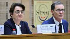 La presidenta del Louvre admitió el miércoles que el sistema de videovigilancia exterior del establecimiento es "muy insuficiente", tres días después del espectacular robo de ocho joyas, un incidente que reavivó la cuestión sobre la seguridad en los museos de Francia.Laurence des Cars compareció ante una comisión del Senado para intentar explicar cómo fue posible este robo, en apenas ocho minutos y por una valor de más de 100 millones de dólares, en el museo más visitado del mundo.Des Cars, en sus primeras declaraciones públicas desde el domingo, aseguró que las alarmas del museo funcionaron durante el incidente, pero admitió que las cámaras de vigilancia en el exterior, "están obsoletas"."El parque [de cámaras exteriores] es muy insuficiente, no cubre claramente todas las fachadas del Louvre", dijo. "Desgraciadamente, en el lado de la galería de Apolo, la única cámara instalada está orientada hacia el oeste" y, por lo tanto, no cubría el balcón afectado por el hurto.La responsable, que en 2021 se convirtió en la primera mujer en dirigir la pinacoteca, también pidió que se instalara "una comisaría de policía" dentro del establecimiento y sugirió otras medidas "a corto plazo" como "la seguridad de las inmediaciones del Louvre, especialmente en la calzada".Este robo es "una inmensa herida que nos han infligido", dijo, admitiendo que presentó su dimisión al gobierno, pero que fue rechazada.El incidente relanza el debate sobre las medidas de seguridad de este museo, que el año pasado recibió nueve millones de visitantes, 80% de los cuales extranjeros.El presidente francés, Emmanuel Macron, ordenó el miércoles "acelerar" el refuerzo de la seguridad en el establecimiento, que reabrió sus puertas al público tras permanecer cerrado desde el domingo.