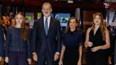 Los Reyes, junto con la princesa Leonor y la infanta Sofía, han presidido este jueves el XXXIII Concierto Premios Princesa de Asturias, primera de las citas que la Familia Real protagonizará hasta el próximo sábado con motivo de la ceremonia de entrega de los galardones, prevista para este viernes.El tradicional concierto, celebrado en el Auditorio Palacio de Congresos Príncipe Felipe de Oviedo bajo el título "Brahms y Dvorák. Grandes maestros del siglo XIX", ha estado a cargo de la Orquesta Oviedo Filarmonía y el Coro de la Fundación Princesa de Asturias, dirigidos por Lucas Macías.Tras una bienvenida de los gaiteros, la Familia Real ha hecho su entrada en el auditorio, donde ha sido recibida con una ovación antes de interpretarse el Himno Nacional.Durante el concierto se han interpretado obras como la "Obertura trágica" y "La canción del destino" de Johannes Brahms, así como las "Danzas eslavas" y el "Te Deum" de Antonín Dvorák, con la participación de la soprano Juliane Banse y el bajo-barítono Marko Mimica.Estas piezas de los dos grandes compositores románticos del siglo XIX han sido muy aplaudidas por el público asistente, entre los que se encontraban el presidente del Principado de Asturias, Adrián Barbón; la delegada del Gobierno, Adriana Lastra; y el alcalde de Oviedo, Alfredo Canteli.Como es tradición, la actuación musical ha finalizado con el "Asturias, patria querida", himno que los asistentes —incluida la Familia Real— han coreado puestos en pie.