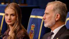 La Princesa de Asturias llamó este viernes a "recordar lo que significa tratar bien al prójimo, salir de la trinchera, sacudirnos el miedo, unirnos para hacer las cosas mejor" durante la gala de entrega de los Premios Princesa de Asturias 2025, celebrada como cada otoño en el Teatro Campoamor de Oviedo."Quizá debamos volver a lo esencial: al respeto por quienes piensan diferente, por quienes son diferentes," afirmó la heredera al trono en un discurso en el que hizo una reflexión sobre la convivencia y la necesidad de entendimiento en tiempos de división.Leonor, que año tras año gana protagonismo en estos galardones, reconoció la "complejidad" del mundo actual para subrayar que "no vendría mal avivar el entusiasmo."A continuación, insistió en la importancia de los valores fundamentales:"Quizá debamos volver a lo esencial, a los básicos: al respeto por quienes piensan diferente, por quienes son diferentes; a la educación, a valorar a nuestras maestras y maestros y considerar nuestro tiempo escolar obligatorio como una etapa crucial en la que todos, administraciones y sociedad civil, deben implicarse para que cada ciudadano libre tenga oportunidades."La princesa también hizo un llamamiento a la responsabilidad social:"No olvidarnos de atender, con acciones, responsables y medibles, a quienes no lo tienen fácil, a las personas más vulnerables, a los jóvenes que pelean para formarse, para tener un trabajo, para tener un hogar."Asimismo, recordó a "las personas mayores que no desean estar solas" y a "nuestros niños y niñas en riesgo de pobreza."