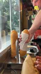 Estos stands de salchichas están por toda la capital austriaca y tienen su origen a principios del Siglo XIX. Los soldados que participaban en la guerra tenían permiso por parte de las autoridades para vender salchichas en puestos ambulantes. No sería hasta los años 60 del Siglo XX cuando las autoridades de la ciudad regularían estos puestos y los convertirían en un clásico de Viena. El más antiguo, Würstelstand Leo, sobrevive desde 1928. Su presencia está tan arraigada en la sociedad vienesa que la Unesco los nombró Patrimonio Inmaterial de Austria en 2024.Zum Scharfen René es uno de los más famosos de la capital, sobre todo por sus salsas picantes. Aquí puedes tomar Bratwurst, Käsekrainer, Waldviertler o Würstel, mientras que otros, como el Wiener Würsterland, de Mike Lanner, apuesta por otras elaboraciones, como la salchicha de cordero o la vegana.