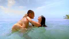 El próximo lunes 3 de noviembre, La isla de las tentaciones 9 regresa a Mediaset. El estreno será a las 21:45 horas, y la nueva temporada contará con tres emisiones semanales, además de El Debate de La isla de las tentaciones, disponible en Mediaset Infinity, en abierto y de forma gratuita, todos los viernes."Iba con la presión de la octava edición -al igual que el resto del equipo-, pero La isla de las tentaciones se reinventa año tras año. Es una historia de pasiones, de vulnerabilidades. Son cinco parejas que se creen que su amor es más fuerte que la tentación, y se dan cuentan que no lo es", explica la presentadora.En esta edición, el programa se emitirá los lunes —con la gran gala principal— y los martes y miércoles, con dos entregas más breves y con contenido exclusivo, que se emitirán de 21:45 a 23:00 horas, justo antes del inicio del prime time de Telecinco.Por primera vez en la historia del programa, las cinco parejas participantes serán recibidas no por Sandra Barneda, sino por los propios solteros y solteras. Desde el primer minuto, todo lo imaginable —y lo inesperado— podrá suceder en La isla de las tentaciones.Pero eso no es todo: en esta novena edición, Cuarzo prepara un giro sorprendente que promete hacer de esta temporada algo "delirante", según las propias palabras de Sandra Barneda.