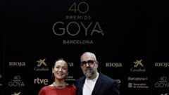 La Academia de Cine ha anunciado que Luis Tosar y Rigoberta Bandini serán los encargados de presentar la gala de los Premios Goya 2026, que se celebrará el 28 de febrero en Barcelona, en el Auditori del Centre de Convencions Internacionals de Barcelona (CCIB). La ciudad condal acogerá así una de las noches más esperadas del cine español.El presidente de la Academia, Fernando Méndez-Leite, destacó durante el anuncio que Luis Tosar "es uno de los mejores actores del país", situándolo entre los "diez o doce intérpretes más destacados del cine español". Además, Méndez-Leite sorprendió al público interpretando unas líneas de ‘Brindis’, una de las canciones más reconocidas de Rigoberta Bandini, para dar paso a la artista y confirmar su participación como copresentadora.Con esta dupla, la Academia busca una gala moderna, emotiva y con sello catalán, combinando el carisma y la experiencia de Tosar con la frescura y la energía musical de Bandini.Los Premios Goya 2026 en Barcelona prometen ser una edición histórica, llena de cine, música y emoción, consolidando la capital catalana como uno de los grandes escenarios culturales de España.