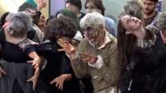 Los viajeros alemanes vivieron una emoción especial el viernes por la mañana cuando un flashmob de zombis interpretó "Thriller" de Michael Jackson en la estación central de Hamburgo.Según la empresa Stage Entertainment, responsable del musical "MJ - the Michael Jackson Musical!" en la ciudad, unos 150 bailarines de Alemania, Austria y Suiza interpretaron la famosa coreografía de «Thriller» de Jackson.El espeluznante espectáculo fue organizado por el club de fans de Michael Jackson Malibu, pero varios grupos participaron en el evento.Jackson, que se hizo mundialmente famoso gracias a éxitos como "Billie Jean", "Beat It» y "Thriller", murió en 2009 por una sobredosis del anestésico propofol. Tenía 50 años.El videoclip de "Thriller", dirigido por John Landis, se estrenó el 2 de diciembre de 1983. El vídeo fue pionero en su alcance cinematográfico en aquella época y su popularidad duplicó las ventas del álbum "Thriller" de Jackson, convirtiéndolo en el disco más vendido de la historia.