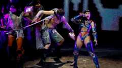 Katy Perry convirtió el Palau Sant Jordi en un auténtico espectáculo futurista. Voló sobre una mariposa tecnológica, realizó acrobacias aéreas, cantó boca abajo en una esfera colgante y recorrió un escenario repleto de luces láser, hologramas y energía desbordante. Con las 18.000 entradas agotadas, su concierto fue una experiencia visual y sonora digna de un videojuego de ciencia ficción. Perry apareció como una heroína ciborg, con una armadura al estilo Wonder Woman, superando "niveles" mientras revivía sus grandes éxitos: I Kissed a Girl, Teenage Dream y California Gurls, himnos que marcaron a toda una generación. El público millennial disfrutó de una noche de nostalgia y diversión, recordando la banda sonora de sus 20 años con los temas más icónicos de la artista californiana. Katy Perry, que acaba de cumplir 41 años —"I’m a Scorpio!", gritó con orgullo durante Dark Horse—, demostró que sigue siendo una de las reinas indiscutibles del pop. Su show combinó tecnología, música y espectáculo, reafirmando su sello único: creatividad, ritmo y una conexión total con sus fans. En Barcelona, la artista volvió a brillar con un concierto inolvidable que mezcló futurismo, emoción y pura diversión pop.