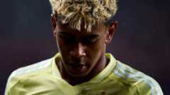 El motivo de la polémica radica en que el Barça sometió a Lamine Yamal a un "procedimiento invasivo de radiofrecuencia" el lunes por la mañana, justo el día en que comenzaba la concentración de la selección, sin informar previamente a los médicos federativos. El objetivo del tratamiento era tratar su pubalgia, pero los médicos del club enviaron, ya con el jugador en Madrid, un informe en el que recomendaban reposo de entre 7 y 10 días.La secuencia de los hechos fue la siguiente: el domingo por la noche, Lamine disputa prácticamente todo el partido en Vigo. A la mañana siguiente, se somete al procedimiento de radiofrecuencia, y la Federación se entera a las 13:47. Por la tarde, el jugador viaja a Madrid y se concentra en la Ciudad del Fútbol. Sin embargo, no fue hasta las 22:40 que los médicos de la selección recibieron el informe de sus colegas del Barça, donde se detallaba el tratamiento y la recomendación de reposo.Tras una noche de máxima tensión, esta mañana se decidió desconvocar a Lamine y que regresara a Barcelona.En su comunicado, la Real Federación Española de Fútbol subrayó: "Ante esta situación, y priorizando la salud, seguridad y bienestar del jugador, hemos decidido liberarlo de la presente convocatoria. Confiamos en que evolucione favorablemente y le deseamos una pronta y completa recuperación". Aunque no se menciona al Barça, el comunicado refleja de manera clara la fricción que ha generado este conflicto.