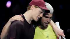 Carlos Alcaraz, número uno del mundo, puso fin a su temporada individual, catalogada por él mismo como la mejor de su carrera y "brillante", tras caer en la final de las ATP Finals en Turín ante el italiano Jannik Sinner (7-6(4) y 7-5). Pese a la derrota en la final, donde reconoció haber cometido "un par de errores" en momentos decisivos, Alcaraz se mostró contento y valoró haber llegado a la final de la Copa de Maestros y haber jugado bajo techo. Su equipo incluso pasó por el palco de Sinner para felicitar a sus entrenadores