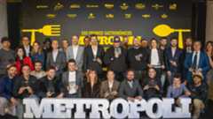 El Palacio de Neptuno ha sido el escenario que ha acogido la gala de los XXII  Premios Gastronómicos de Metrópoli 2025, que este año, una cita que celebra el talento culinario más destacado del año. La presentadora, Antonella Ruggiero, abrió la gala dando paso a Amaya García, redactora jefe de Metrópoli, antes de la proyección del vídeo que repasaba los hitos del suplemento gastronómico.La entrega de premios, dinámica y sin discursos por parte de los galardonados, puso en valor propuestas muy diversas: desde bares de tapas imprescindibles hasta restaurantes revelación, pasando por proyectos sostenibles, tiendas gourmet y figuras clave como sumilleres y jefes de sala. Terzio fue elegido Mejor Bar de Tapas, mientras que Rubén Mosquero se alzó como Cocinero Revelación. En el apartado de sostenibilidad, Desborre se llevó el reconocimiento, y Semillas, el restaurante de la Escuela de Hostelería de Carlos Maldonado, obtuvo el premio a la Mejor Acción Social.Gofio fue coronado Restaurante del Año, reafirmando su influencia en la escena madrileña. El broche final lo puso el Premio Víctor de la Serna a toda una trayectoria, entregado a María Li Bao, del Grupo China Crown, única galardonada con palabras de agradecimiento. Tras la ceremonia, los asistentes disfrutaron de un cóctel y actuación musical.
