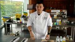 En los XXII Premios Gastronómicos Metrópoli 2025, el restaurante escuela Semillas, impulsado por la Fundación Carlos Maldonado, ha sido reconocido como *-'Mejor Restaurante con Acción Social'. El propio chef recibió la noticia con una gratitud desbordante: "Quiero agradecer de verdad, infinitas gracias a Metrópoli por este reconocimiento… eternamente agradecido. No solo yo, que soy una imagen, sino todo el equipo", afirmó .Maldonado explica que Semillas nace con una idea simple pero poderosa: "Queremos poner nuestro granito de arena para cambiar el mundo. Somos de esos locos que piensa que con cariño, empatía, dedicación y un abrazo en un momento determinado… se puede cambiar el mundo" . Desde esta convicción, el proyecto ofrece formación en hostelería a jóvenes en riesgo de exclusión social, procedentes de realidades como la drogadicción, la violencia, la prostitución o la tutela institucional. "Aquí ayudamos a que se levanten. Ponemos una herramienta a su disposición… y salen adelante. El 85% se integran al mercado laboral, y para nosotros es un exitazo rotundo" .Con la misma energía, el chef recuerda que la fundación "tiene fundador, pero no propietario", e invita a todos a sentirse parte del proyecto. Mientras el premio se entregaba en Madrid, él grababa su mensaje porque se encontraba de viaje en Malabo (Guinea Ecuatorial), donde acaba de abrir otro Semillas para seguir, como dice, "remando en la misma dirección".