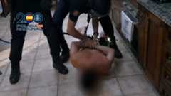 La Policía Nacional ha detenido en Marbella a tres personas presuntamente implicadas en el asalto y el intento de secuestro de un empresario de origen chino cuando acudía a un centro de estética en el distrito malagueño de Cruz del Humilladero. Los sospechosos, entre ellos un policía local en activo y un exagente de la misma plantilla, habrían colocado una baliza GPS bajo el vehículo de la víctima para seguir sus movimientos.Los asaltantes irrumpieron en el establecimiento simulando una intervención policial. Algunos portaban placas emblema y otros llevaban pasamontañas, mientras uno de ellos apuntaba con una pistola al empresario. La víctima opuso una fuerte resistencia y consiguió escapar, aunque sufrió una paliza antes de que los agresores le robaran un bolso con 4.000 euros en efectivo.La operación ‘Sifu’, desarrollada por el Grupo de Atracos, permitió no solo la detención de los implicados, sino también la incautación de armas de fuego, munición, grilletes, balizas, equipos de transmisiones y material policial. Parte del arsenal fue hallado en el maletero de un vehículo utilizado como depósito de armas.Tras los registros y la identificación de los autores gracias a las imágenes de videovigilancia, el Juzgado de Instrucción número 5 de Málaga decretó prisión provisional para los tres detenidos.