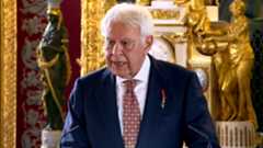 El expresidente del Gobierno Felipe González afirmó este viernes que "no es cierto que tengamos un problema con España como país", sino que las dificultades que se viven "las hemos tenido entre nosotros mismos". Durante su intervención, subrayó que los conflictos que puedan surgir entre los ciudadanos "solo encuentran una solución verdaderamente aceptable cuando se reconoce la paz civil como el valor supremo que debe guiar la convivencia". Para González, la estabilidad social y el entendimiento común son pilares indispensables para afrontar cualquier desafío colectivo.La declaración se produjo en el contexto de la ceremonia celebrada en el Palacio Real, donde recibió el collar de la Orden del Toisón de Oro, una de las distinciones más prestigiosas concedidas por la Corona. El rey Felipe VI fue el encargado de imponerle la condecoración, un reconocimiento a la "dedicación, entrega y servicio a España y a la propia Corona" que González ha demostrado a lo largo de su trayectoria pública.Junto a él también fueron distinguidos la reina Sofía y los juristas Miguel Herrero de Miñón y Miquel Roca Junyent, dos de los llamados ‘padres’ de la Constitución de 1978. El acto destacó por su carácter institucional y simbólico, poniendo en valor figuras clave de la historia democrática reciente.